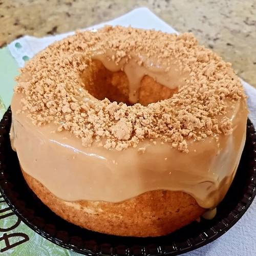 Caseirinho de massa branca com Paçoca e cobertura de brigadeiro de Doce de leite