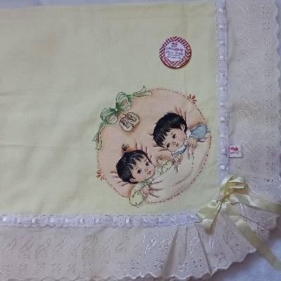 Manta de flanela medindo 80 por 80 cm,com laço costurado.
Acabamento em bordado inglês.
Pintura a mão.