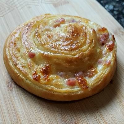 Caracol de massa brioche ligeiramente salgado com recheio de queijo coalho, presunto e bacon.