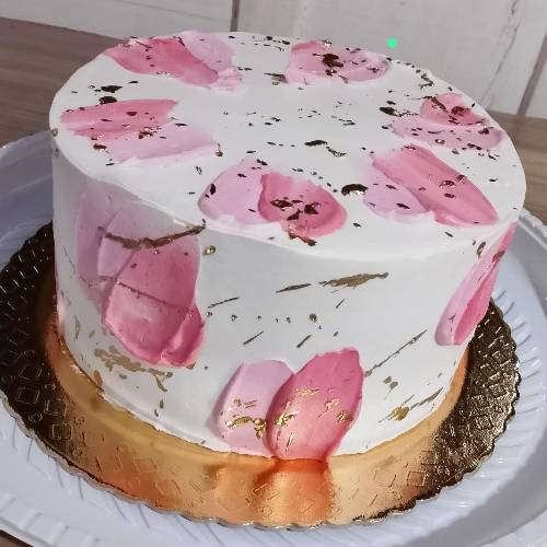 Bolo personalizado de aniversário 
Recheio de doce de leite 80,00
Recheio de ninho 100, 00
Recheio de brigadeiro 120,00