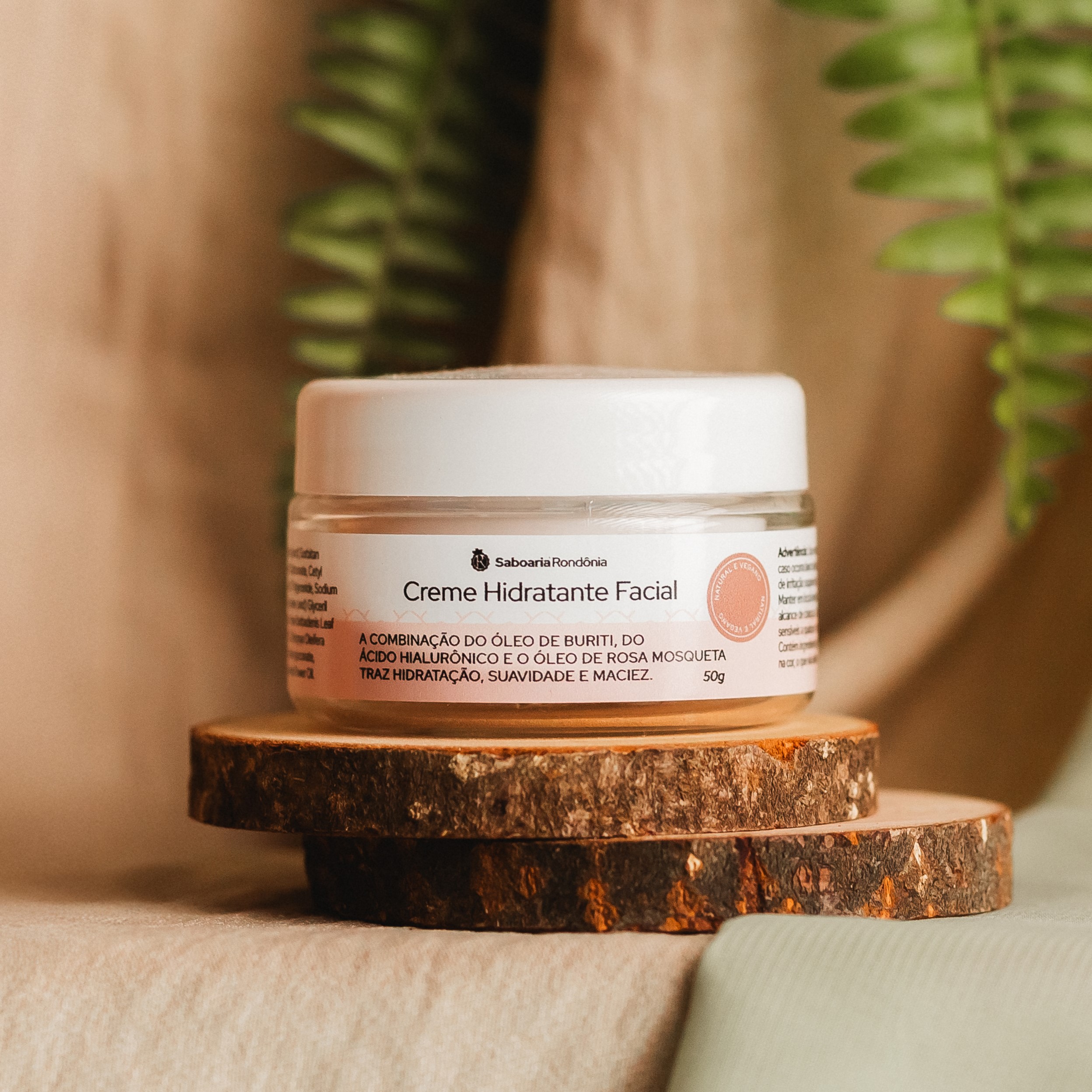 Nosso creme hidratante facial é a escolha perfeita para quem busca hidratação  e cuidado natural para a pele. Desenvolvido pela Saboaria Rondônia, este creme combina ativos como óleo de buriti, ácido hialurônico e óleo de rosa mosqueta, para promover suavidade, elasticidade e uma aparência radiante.
Com sua fórmula rica em ingredientes naturais, este hidratante é natural e  vegano, livre de parabenos e não testado em animais, garantindo um cuidado  sustentável. A leve textura do creme é rapidamente absorvida, proporcionando uma sensação de conforto sem deixar a pele oleosa.
Além de hidratar profundamente, nosso creme auxilia na regeneração celular e na redução de linhas finas, deixando sua pele macia, uniforme e com uma leve fragrância natural.
Os aditivos de cor vem da natureza, pigmentação do óleo de buriti.