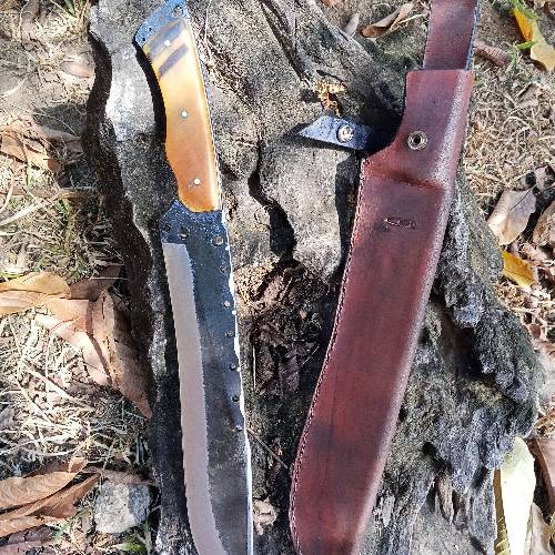 Feito de disco de arado , cabo em casco de cavalo ,não cria dente ,de fácil afiação ,acompanha bainha de couro costurada a mão !