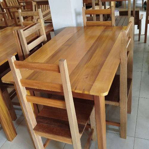 Jogo de Mesa Mista 
- 4 Cadeiras;