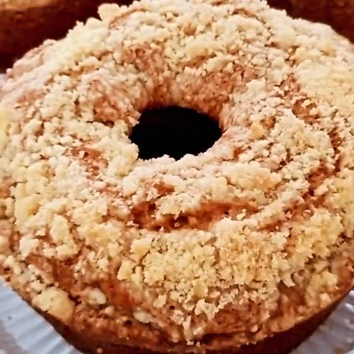 Caseirinho com maçã na massa e cobeetura com Farofa de manteiga, açúcar e canela