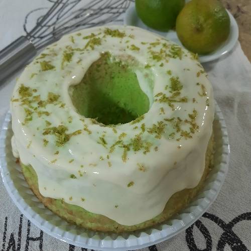 Caseirinho de massa de limão e cobertura de muse de limão