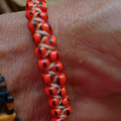 Pulseira de semente e macramé