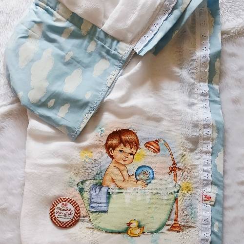 Toalha de banho com capuz ,feito com fralda toalha da cremer,acabamento com tecido 100%algodão,pintura a mão.