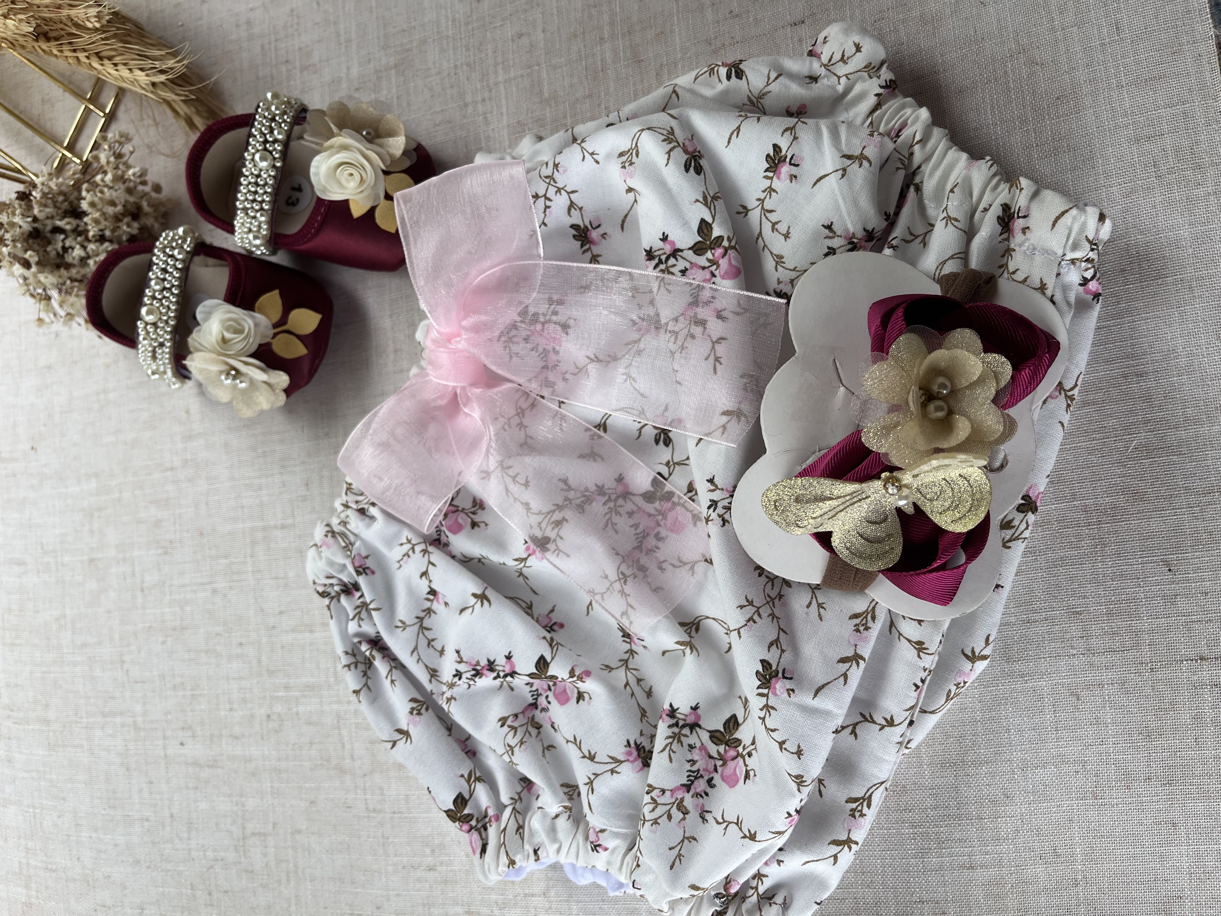 Esse kit e composto por 3 peças 
1 calcinha bum bum rico com laço
1 tiara na meia de seda
1 par de sapatinho